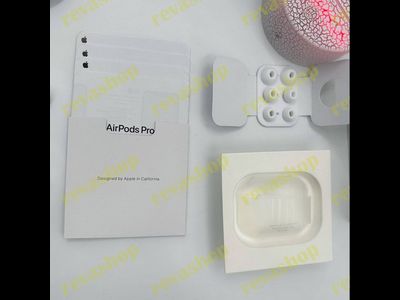 Беспроводные наушники Apple AirPods Pro 2 с активным шумоподавлением.