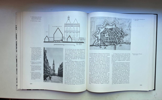 Stadtbaukunst im Mittelalter / Городское зодчество в средние века