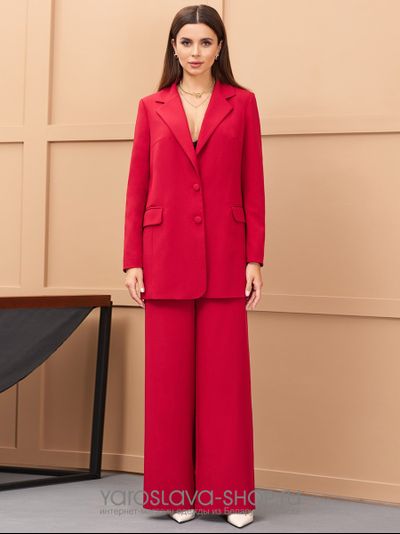 Модель : 909.Костюм  брючный красного цвета выполнен из текстильной ткани костюмно-плательной групп.