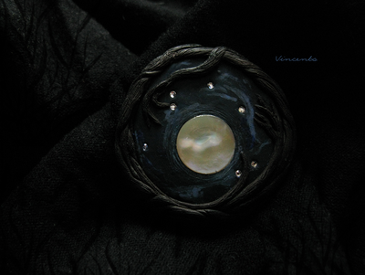 Однажды в полнолуние... Авторская брошь из полимерной глины с винтажным перламутром и стразами Swarovski