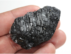 Кварц, черный турмалин (шерл), необработанный образец, Бразилия (50*29*23 мм, 39 г) №38082