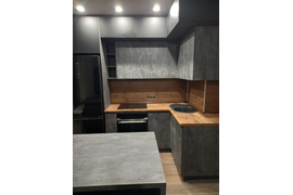 Кухня бетон и графит с антресолями