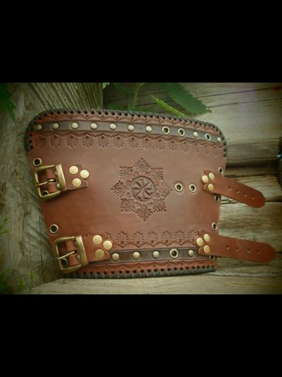 Наруч с отверстиями для самостоятельного закрепления ножа и дополнительными отверстиями для шнуровки.