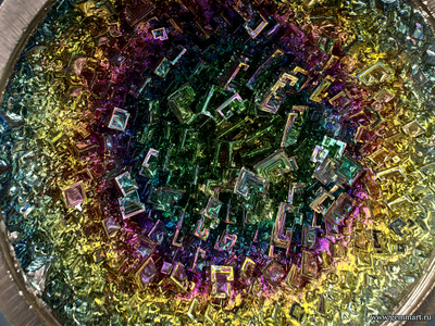 Висмут, кристаллы с побежалостью, с подставкой. 100*100*40мм