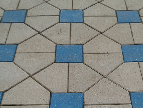 Тротуарная плитка с отложениями цемента и бетона после очистки