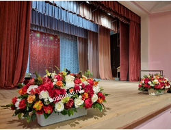 Композиции из искусственных цветов на сцену
