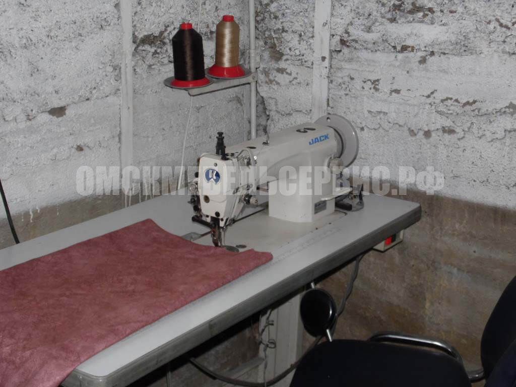 Швейная машина в мастерской.