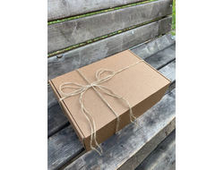 Подарочная коробка GILEV 32х22х10см с наполнителем и декоративной веревкой