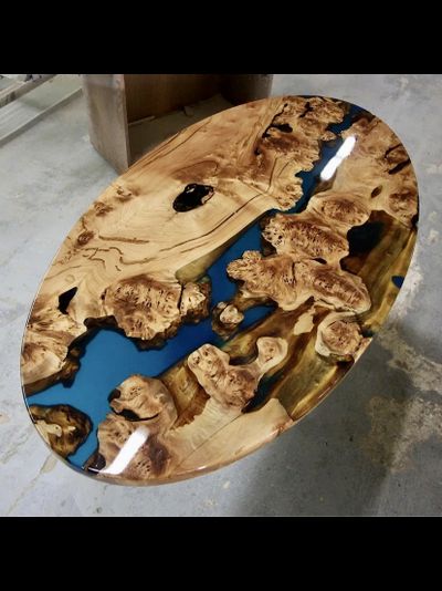 круглый стол из спила с рекой