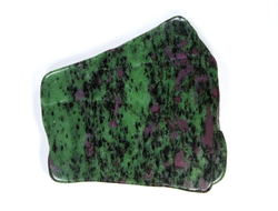 Корунд красный в цоизите, срез полированный (светится в УФ), Танзания (95*94*10 мм, 208 г) №24848