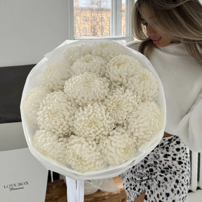 БУКЕТ ИЗ 15 ЗЕФИРНЫХ ХРИЗАНТЕМ