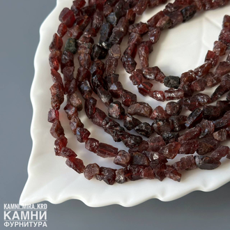 Гранат альмандин дикие малые кусочки 9-11,1х4-7 мм, цена за нить 19 см