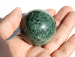 Шар из Жадеита с подставкой (45 мм, 318 г) №4350