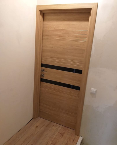 WESTSTYLE/ IN13 ЭКОШПОН СЕНДИ/ СТЕКЛО LACOBEL ЧЕРНЫЙ/ АЛЮМИНИЕВАЯ КРОМКА ПО ТОРЦАМ