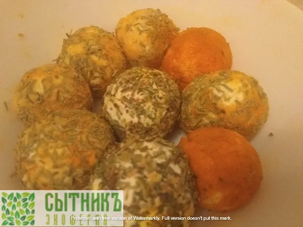 Домашний сыр из козьего молока в шариках в куркуме