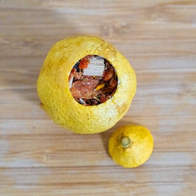 Лимон , ягоды годжи, тростник , ромашка