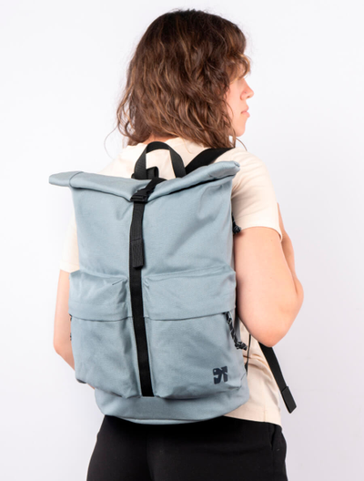 Якорь Малый Разведчик Светло-Серый Нейлон на девушке