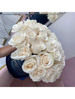 Букет в шляпной коробке с розами S