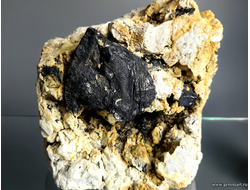 Ильменит, кристалл на полевом шпате. Россия. 140*75*155мм