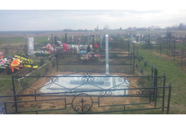 Вертикальный мраморный памятник с мраморной надгробной плитой, на плитах PN2, засыпан по периметру мраморной крошкой. Оградка 06 Лодочка