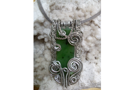 Нефрит - "камень вечности" в оправе из серебряной проволоки.