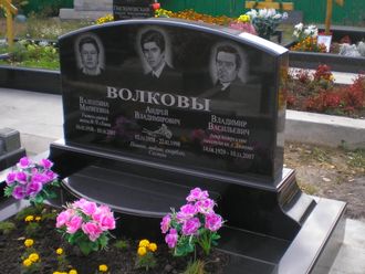 На фото двойной памятник на могилу семейный на троих в СПб