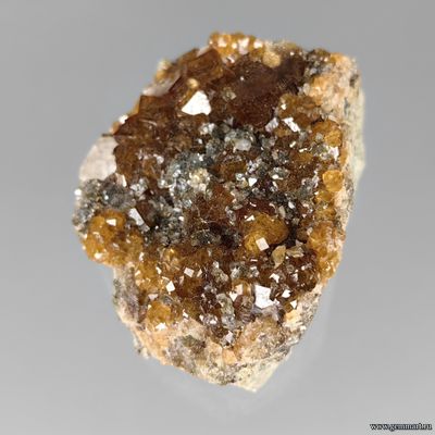 Андрадит (разн. гранат), кварц, кальцит. Россия. 40*31*14мм