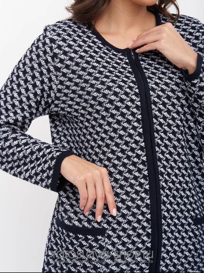 Женский вязаный жакет полуприлегающего силуэта