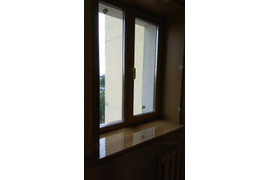 Окно Рехау Делайт 70 мм, 5 камерное, ламинированное в массе, откосы ламинированные в цвет окна, подоконник Данке Германия, фирменные золотые Ручки Рото