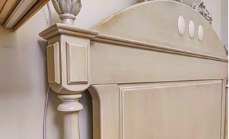 Кровать односпальная с точеными стойками.