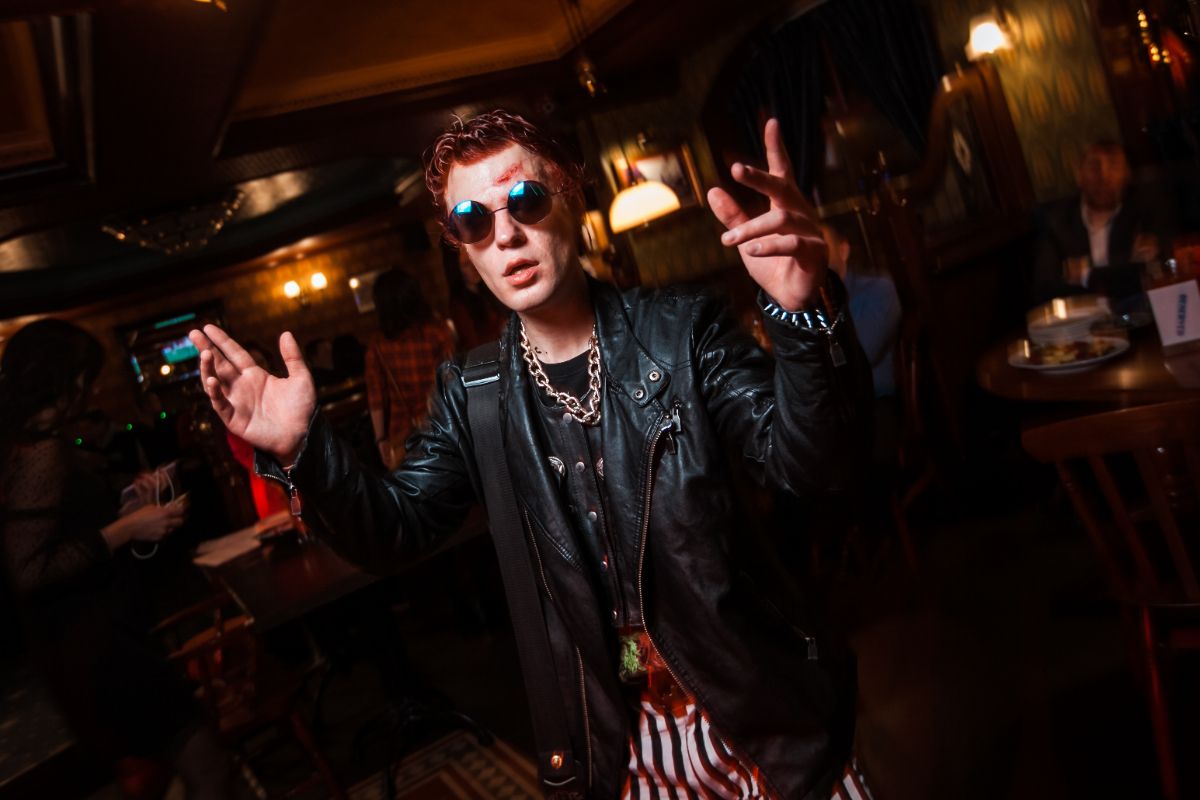 Актёр в образе рок музыканта на корпоратив