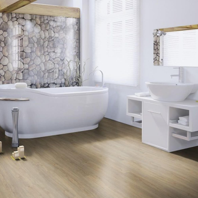 Виниловый пол Wineo 400 Wood Paradise Oak Essential DLC00112 в интерьере ванной