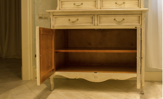 Буфет с верхней надстройкой со стеклянными дверьми.