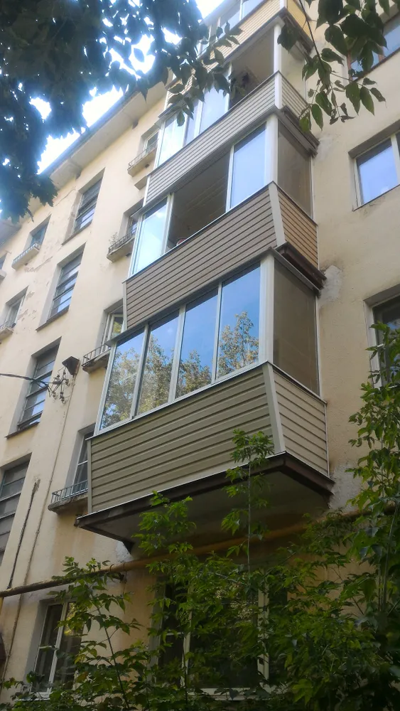 монтаж алюминиевых раздвижных систем на 2 х балконах, отделка сайдингом снаружи. Холодный вид остекления. г.Владимир, ул.Лакинский проезд, 2
