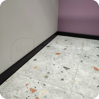 Плинтус ХДФ Dollken Cubu Flex Life 80мм Х 2,5 м 0110/1144 Черный в интерьере 2