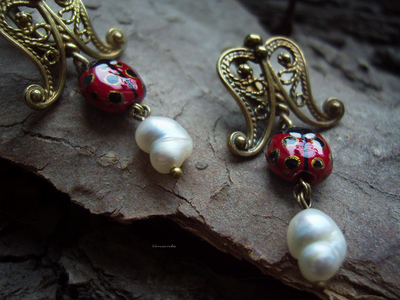 Весенние серьги с божьими коровками, жемчугом и филигранью "Ледибаг"