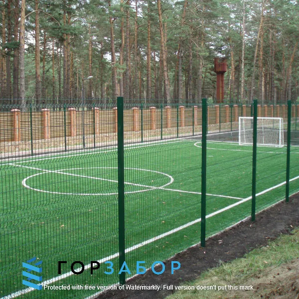 Спортивное ограждение из сетчатых панелей