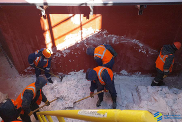 Работаем в любых погодных условиях. Расчистка снега для устройства тепляка.