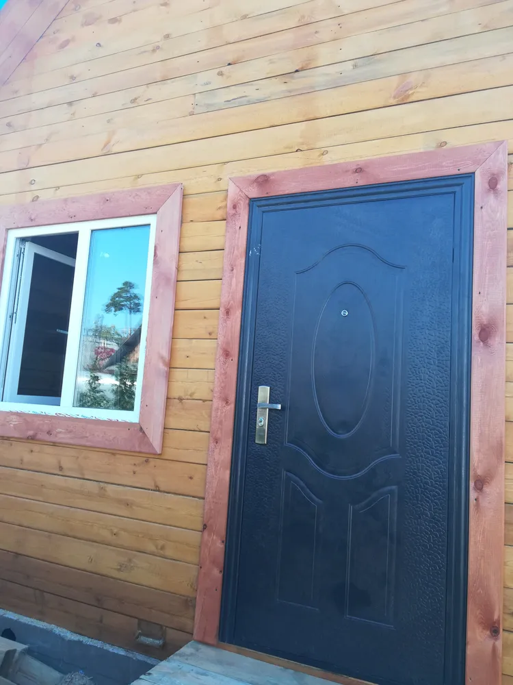 Карнизы и фронтоны подшиты доской