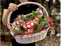 ЧАЙНО-ШОКОЛАДНАЯ КОРЗИНА "ПРЕМИУМ" НОВОГОДНЯЯ