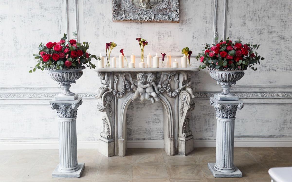 Пьедестал с цветами у камина