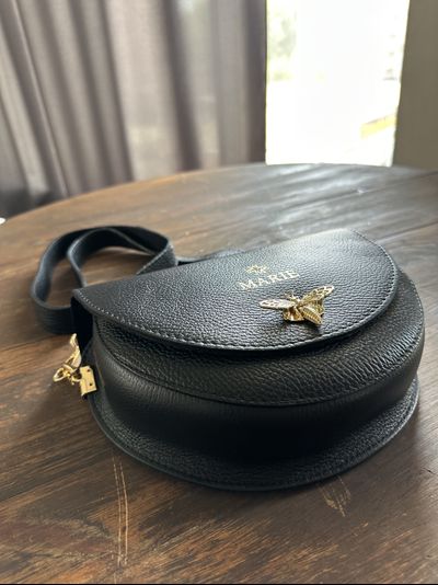 Женская кросс боди сумка с застежкой пчелкой из натуральной кожи Vera Pelle от M&amp;Marie черного цвета