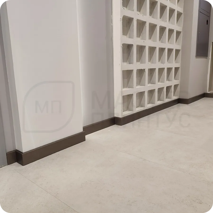 Металлический шик: монтаж плинтуса Dollken с бронзовым покрытием - это выбор для создания роскошного металлического акцента в современном интерьере.