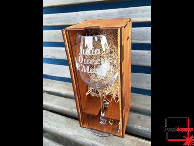 Бокал Queen с 8 марта в подарочном боксе