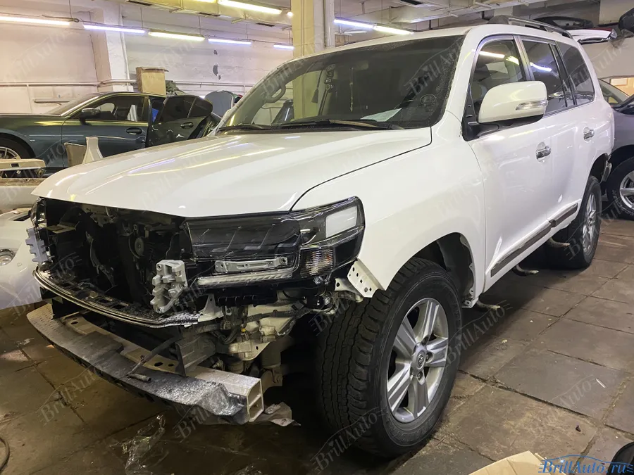 Рестайлинг Ленд Крузер 200 (белый)