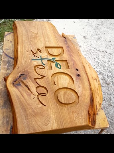 вывеска из слэба с логотипом