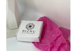 Лазерная резка логотипа на коробке