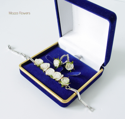 "Позолоченный комплект с белыми розами" . Ручная работа из полимерной глины.