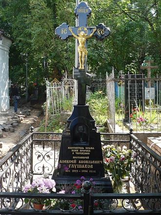 Православный памятник Крест на постаменте