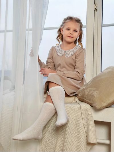 Платье с кружевным воротником